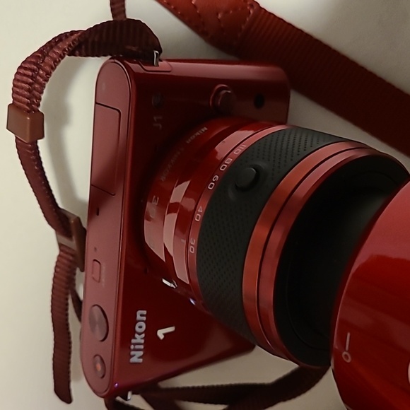 Nikon 1 J1 Digital Camera With Bag Red - Picture 4 of 12